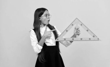 Cebir ve geometri. Çocuk gözlükleri matematik çalışır. açı derecesi ölçümü.