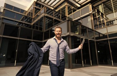 Ofis dışında dizüstü bilgisayarlı depresif bir iş adamı. Dünya ekonomisi çöktü. finansal kriz.