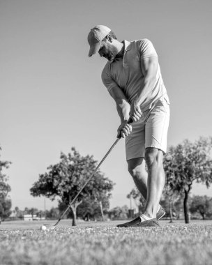 Golf sopası ve golf şapkalı bir golfçü.