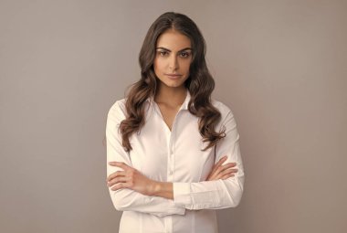 Kendine güveni tam bir iş kadını kollarını kavuşturmuş gri, kendine güveni tam