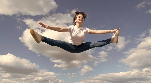 Полон энергии. гимнастка греется на фоне неба. гибкость. — стоковое фото
