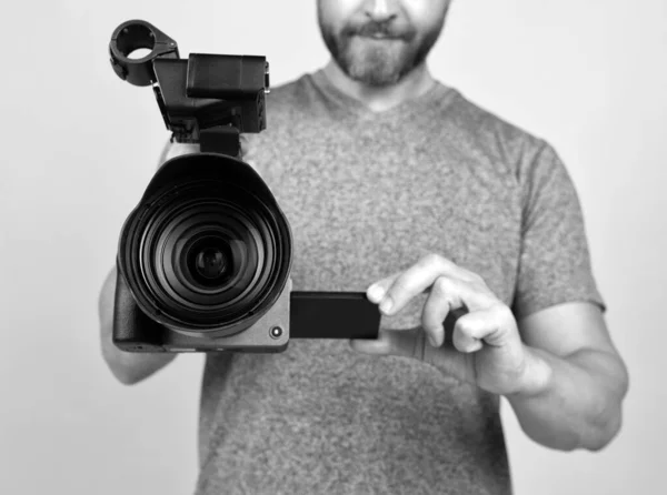 Objektiv des Camcorders. Mann mit Camcorder. Videofilmer dreht Video. — Stockfoto