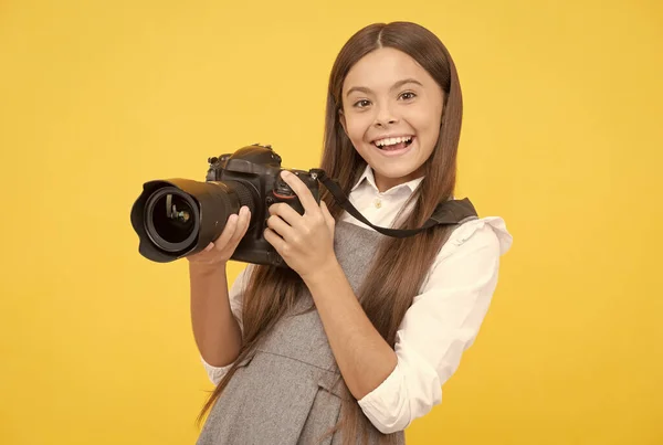 Boldog tini lány fotós használja digitális fényképezőgép, fényképezés — Stock Fotó