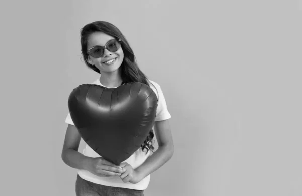 Feliz adolescente menina segurar vermelho coração festa balão para dia dos namorados amor símbolo, espaço de cópia, querida. — Fotografia de Stock