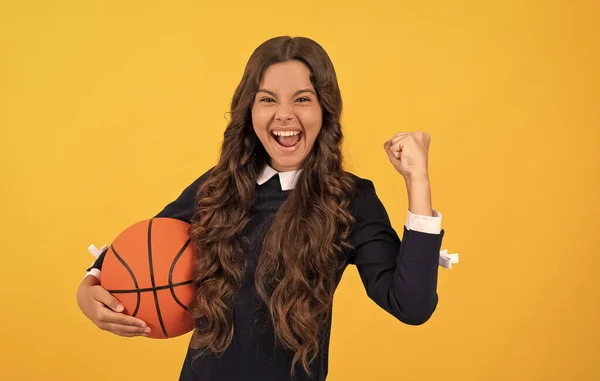 Desporto e passatempo. actividade de Verão. menina adolescente com bola de basquete. criança jogador de basquete — Fotografia de Stock