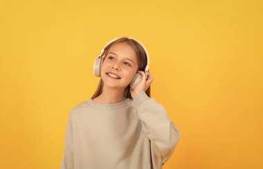 Müzik aşığı. Müzik dinle. Kablosuz kulaklık cihazı aksesuarı. yeni teknoloji.