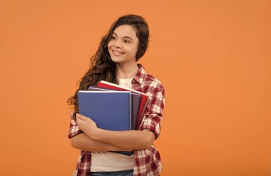 Mutlu okul çocuğu, kitaplarla ve bilgiyle çalışmaya hazır.