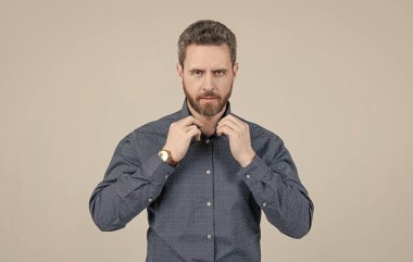 Tıraşsız adam düğmesi günlük gömlek gri arka plan, gayri resmi