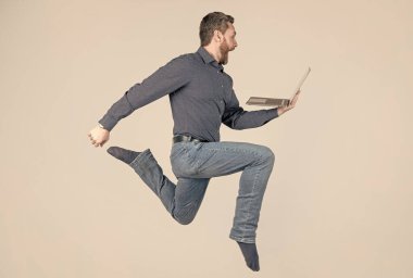 Başarı yolunda koş. Programcı bilgisayar kullansın. Girişimci koşuyor ve acele ediyor. çevik iş.