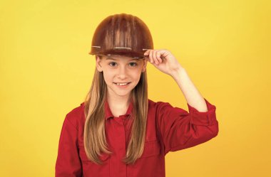 Çocukluk gelişimi konseptiyle kask yapan genç bir kızın gelecekteki kariyeri, mutlu çalışma günleri.