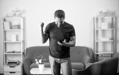 Modern iletişim teknolojisi. Erkek blogcu akıllı telefon kullanıyor. Çevrimiçi çalışan serbest çalışan