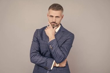 İnsanı harika gösteriyor. Profesyonel gri arka plan. Resmi tarz. Erkek giyim mağazası