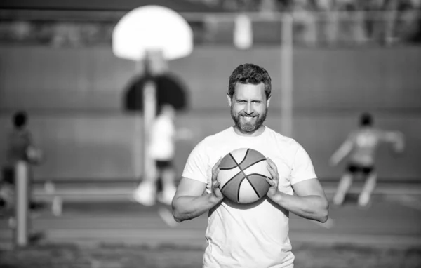 Entrenador deportivo o jugador de baloncesto. Escuela de deportes. techer chico en phisical lección de entrenamiento. — Foto de Stock