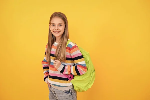 Feliz adolescente chica llevar mochila. de vuelta a la escuela. Día del conocimiento. concepto de educación. —  Fotos de Stock