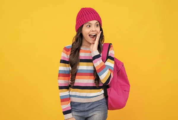 Surpresa hipster adolescente menina com mochila indo para a escola, surpresa — Fotografia de Stock