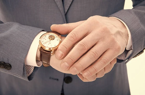 Mužský módní doplněk. ostříhaný muž v době kontroly obleku. obchodník s ručními hodinkami. — Stock fotografie