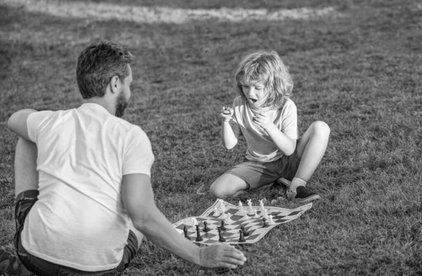 Pappadagen. lycklig familj. Föräldraskap och barndom. Schackmatt. tillbringa tid tillsammans. — Stockfoto