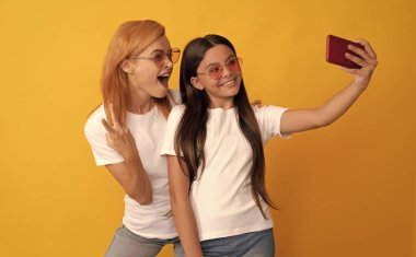 Görüntülü arama yapıyorum. Anne-kız vloglama. çevrimiçi iletişim.