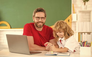 Baba ve oğul modern iletişim teknolojisini kullanıyorlar. Aile blogu. çocukluk ve ebeveynlik.