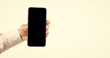 Akıllı telefon ekranı beyaza izole edilmiş. Yeni uygulama. Ürün teklifi. reklam sunumu.