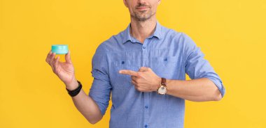 Kırpılmış adam parmak kremi sarı arka planda, erkeklerin güzelliği.