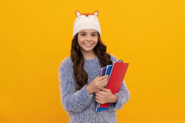 Olumlu duygularını ifade et. Kış modası. Şapkalı, kıvırcık saçlı, pozitif çocuk. Okula geri dön..