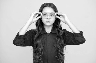 Bu gözlükleri dene. Çocuğun kötü görüşü var. Göz koruyucusu. Ciddi çocuk koruyucu gözlük takıyor..