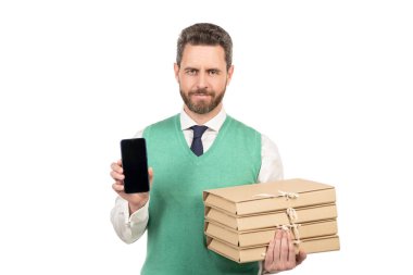 Yakışıklı adam yöneticisi akıllı telefonu ve iletişimi gösteren belgelerle dolu klasör yığınını tutuyor..