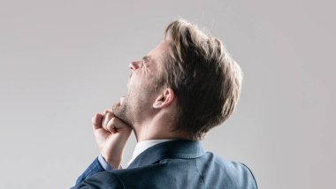 Profesyonel komisyoncu, gri arka planda dövüşürken yüzüne yumruk yemiş.