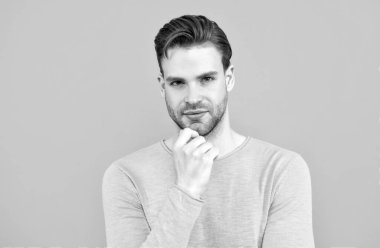 Yakışıklı adammış. Yakışıklı adam portresi gri arkaplan