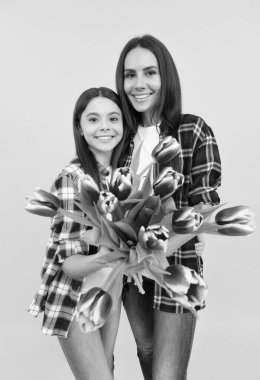 Anneler ve kadınlar günün kutlu olsun. Bahar çiçeği buketi hediyesi. çocukluk ve annelik.