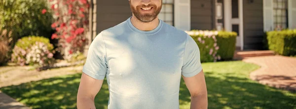 Cropped man standing on background of house, ownership — Stock Photo, Image