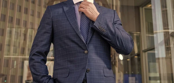 Uomo d'affari ritagliato in formalwear all'aperto, businesslike — Foto Stock