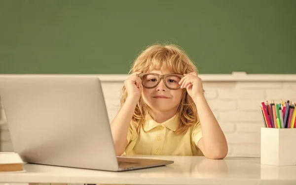 Barn pojke i glasögon studera online i skolan klass rom med bärbar dator, kunskapsdag — Stockfoto