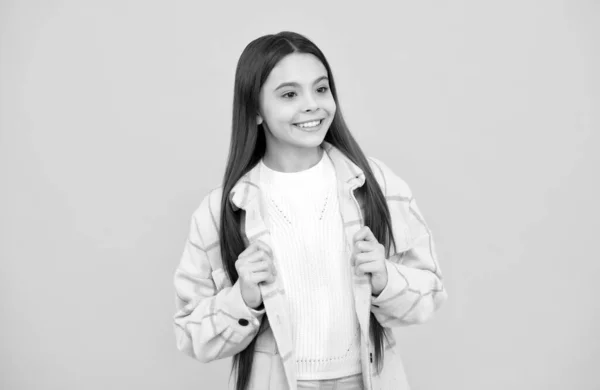 Menina criança feliz usar camisa xadrez rosa, moda — Fotografia de Stock