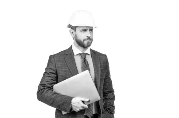 정장을 입고 헬멧을 쓰고 있는 자신있는 사업가가 백인 건축가에게 컴퓨터를 맡겨 놓고 있다 — 스톡 사진