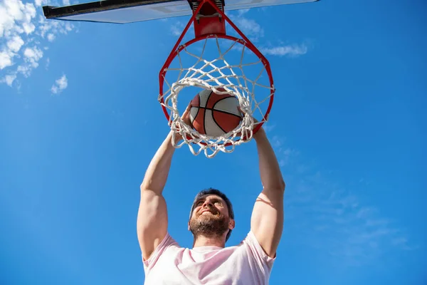 Alta vista del jugador de baloncesto lanza la pelota en el aro al aire libre, motivación — Foto de Stock