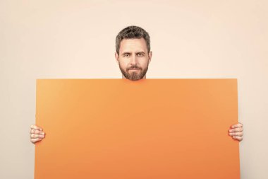 Terfi ve yaratıcılık için bir yer. Pazarlama tasarımın için. Neşeli sakallı adam