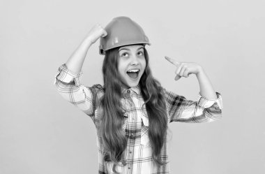 Doğum günün kutlu olsun. Gelecekteki kariyerim. Kasklı genç kız. Kareli gömlekli müteahhit çocuk.