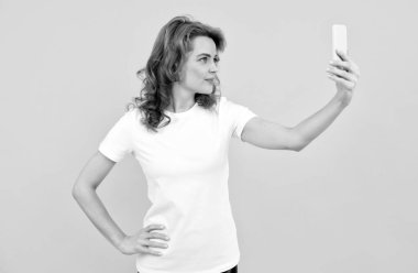 Görüntülü arama yapıyorum. Etkileyici. Selfie yükleniyor. Kadın blogcu akıllı telefonla selfie çekiyor.