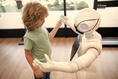 Robot salgınının geleceği. Robot çocukla iletişim kuruyor. Otomasyon. insansı teknoloji
