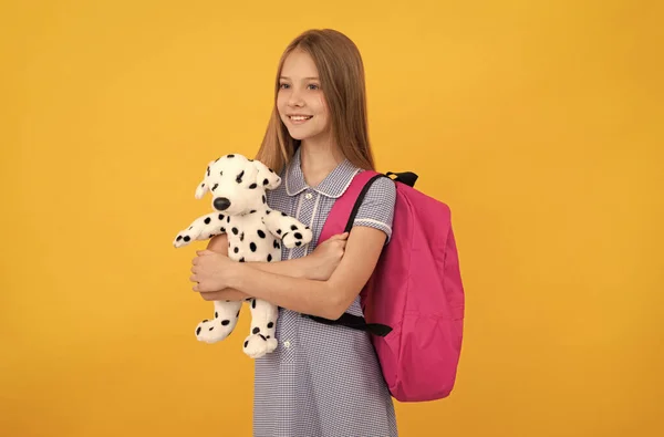 Menina adolescente feliz criança com mochila escolar e cachorro de brinquedo, infância — Fotografia de Stock