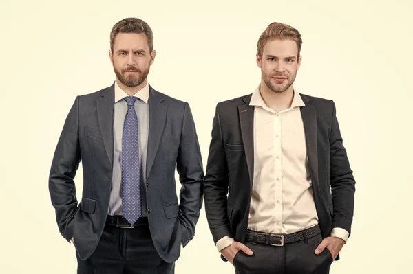 Δύο άντρες με επίσημο κοστούμι. επιχειρηματίες απομονωμένοι στα λευκά. αφεντικό και υπάλληλος. επιχειρηματικοί εταίροι. — Φωτογραφία Αρχείου