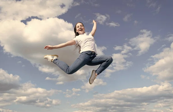 Молодой и свободный. Будущее спорта. активный отдых. здоровый ребенок прыгает на открытом воздухе. ребенок полон энергии — стоковое фото