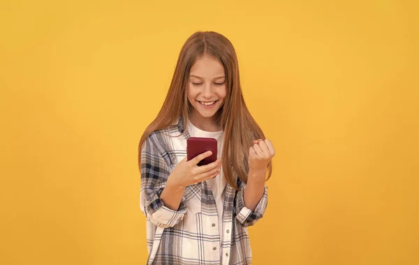Feliz adolescente chica chat en línea. blogueo escolar. tecnología de comunicación moderna — Foto de Stock