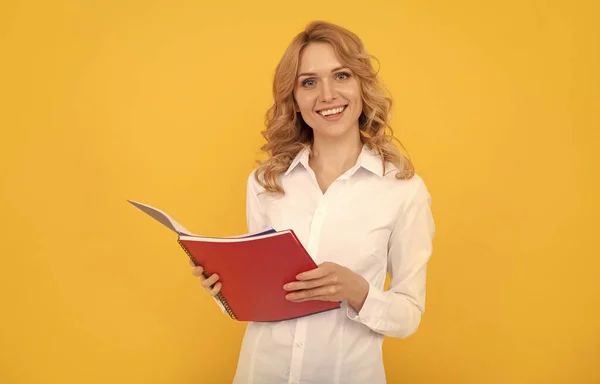 Mulher de negócios loira feliz em camisa branca fazendo notas no bloco de notas ou notebook, estudante — Fotografia de Stock