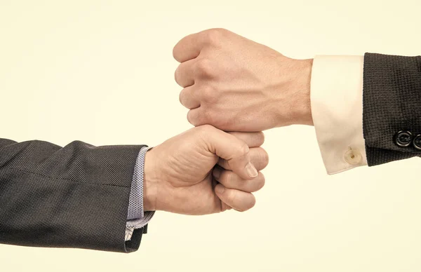 Партнерство и сотрудничество. приветственный жест. поддержка рук жеста после успешных переговоров. — стоковое фото