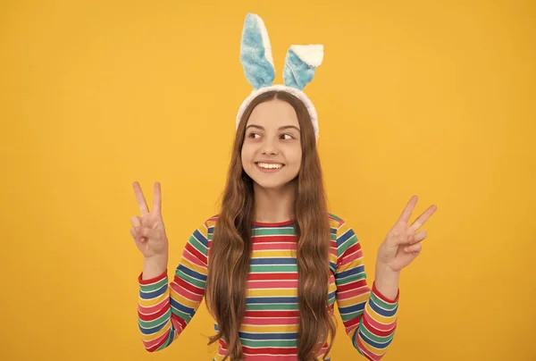 Felice ragazza adolescente indossare orecchie di coniglio. Buona Pasqua. felicità infantile. bambino in costume da coniglio. — Foto Stock