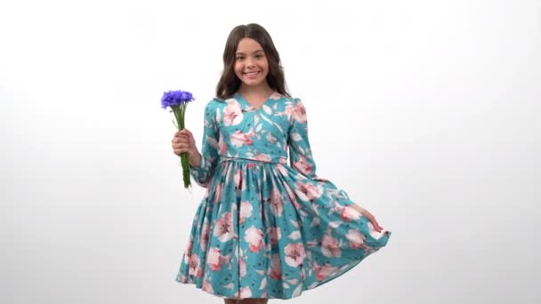 Gelukkig kind dansen in bloemen jurk houden centaurea wilde bloem boeket, zomer bloem — Stockvideo