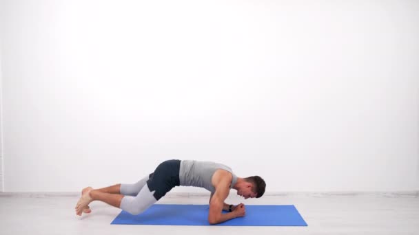 Hombre atlético haciendo ejercicio de escalador en la alfombra de fitness, espacio de copia, entrenamiento — Vídeo de stock